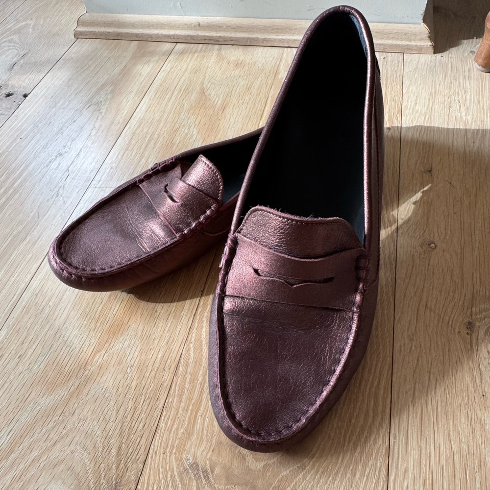 M Gemi women’s driving moccasin in metallic black cherry leather 
Size 40.5.